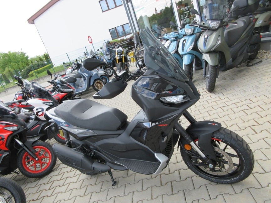 Aprilia SR GT 400