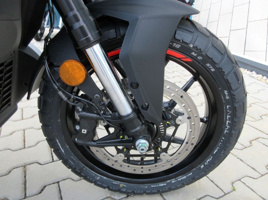 Aprilia SR GT 400