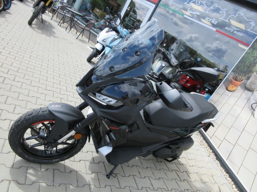 Aprilia SR GT 400