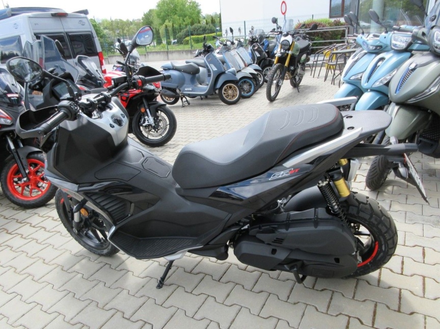 Aprilia SR GT 400