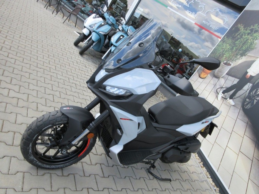 Aprilia SR GT 400