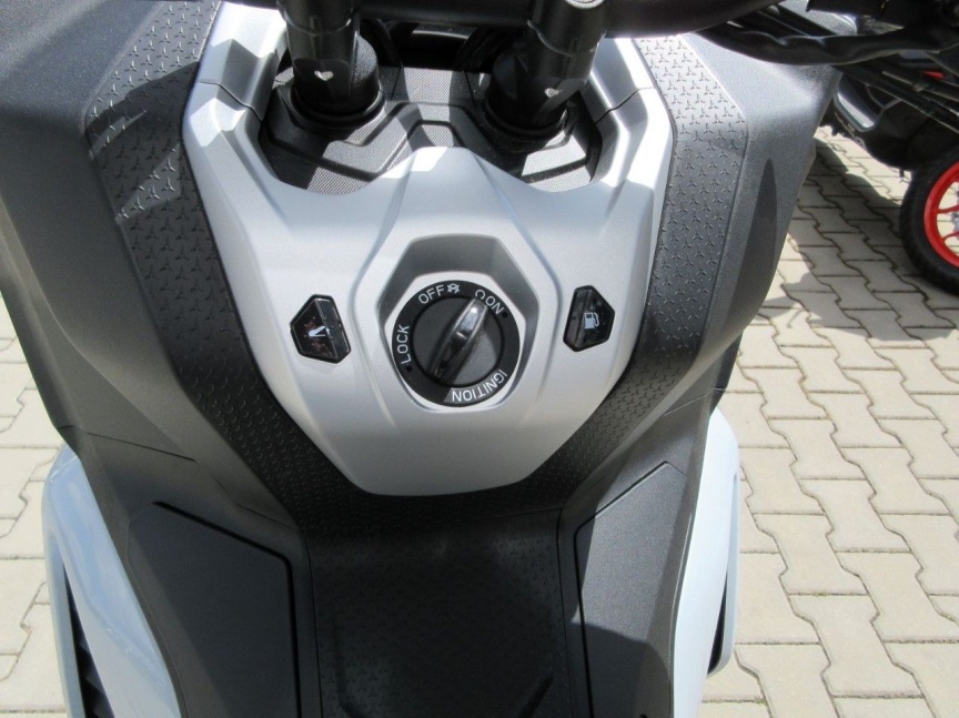 Aprilia SR GT 400