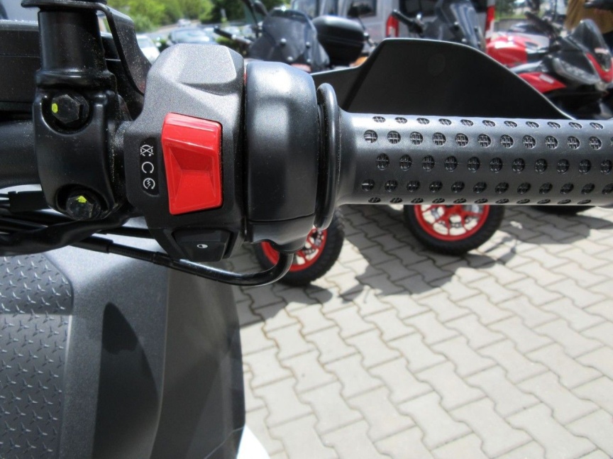 Aprilia SR GT 400