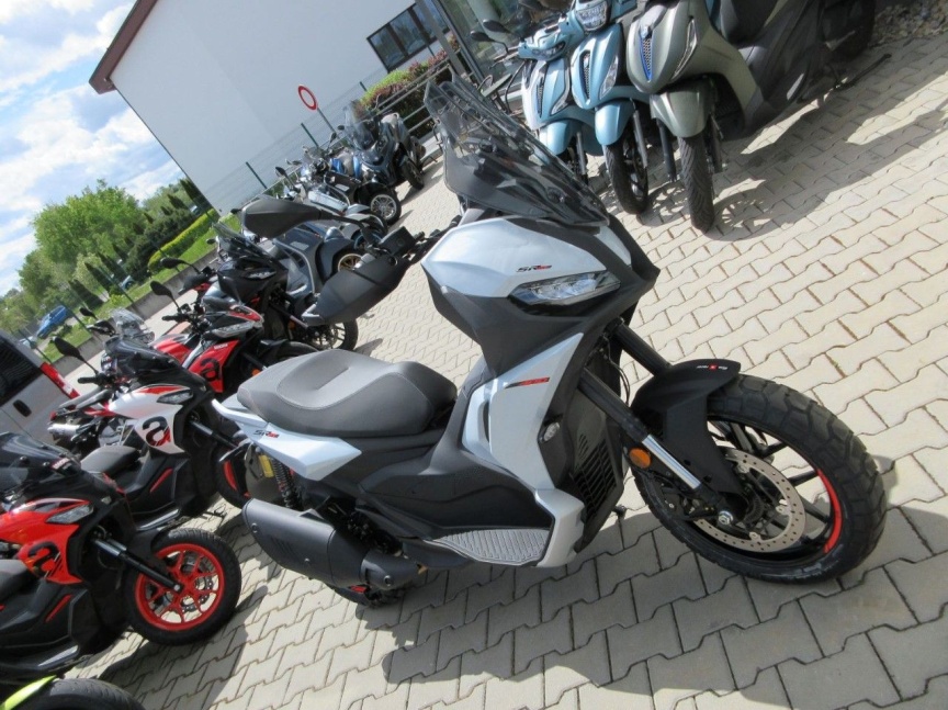 Aprilia SR GT 400