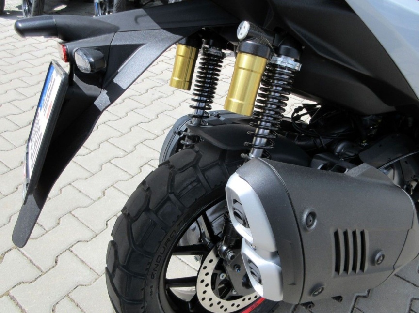 Aprilia SR GT 400