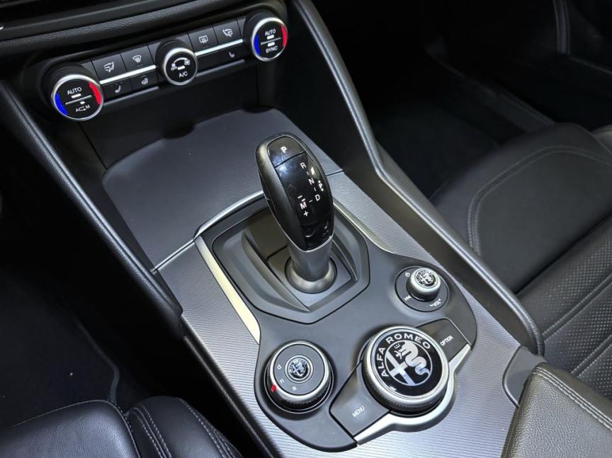 Alfa Romeo Giulia 2.0 T 280k AT8 ZF Q4 4x4 Veloce