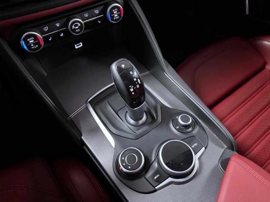 Alfa Romeo Giulia 2.0 T 280k AT8 ZF Q4 4x4 Veloce