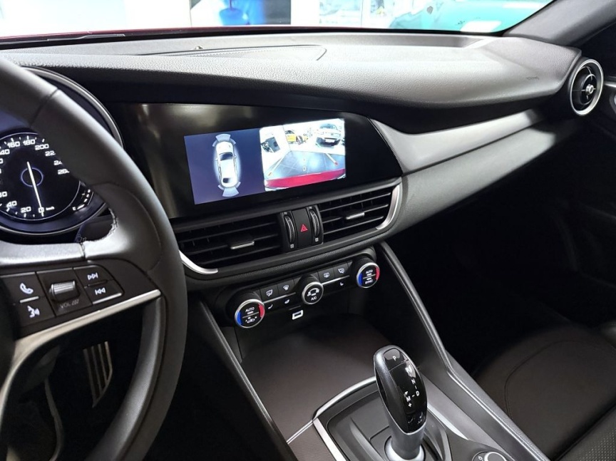 Alfa Romeo Giulia 2.0 T 280k AT8 ZF Q4 4x4 Veloce