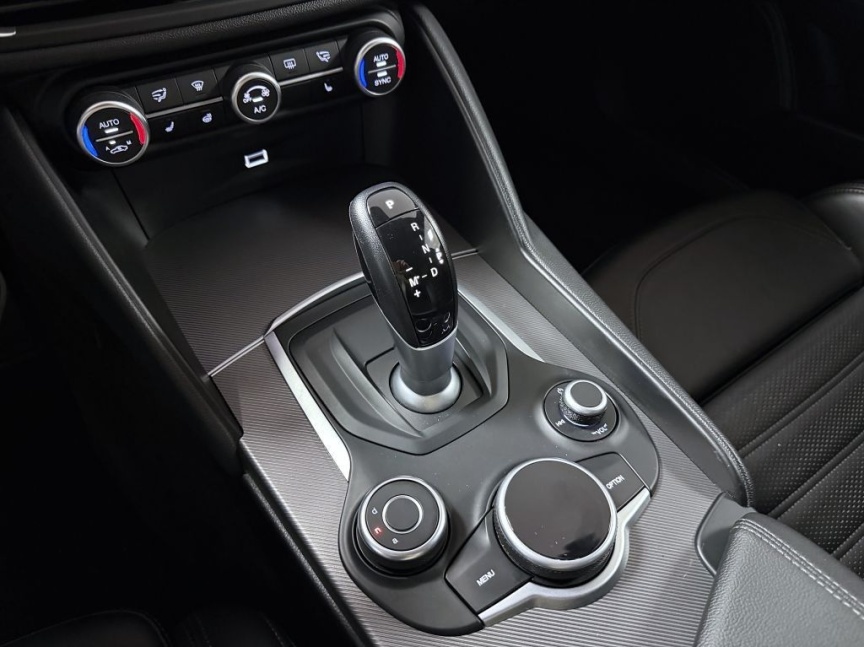 Alfa Romeo Giulia 2.0 T 280k AT8 ZF Q4 4x4 Veloce
