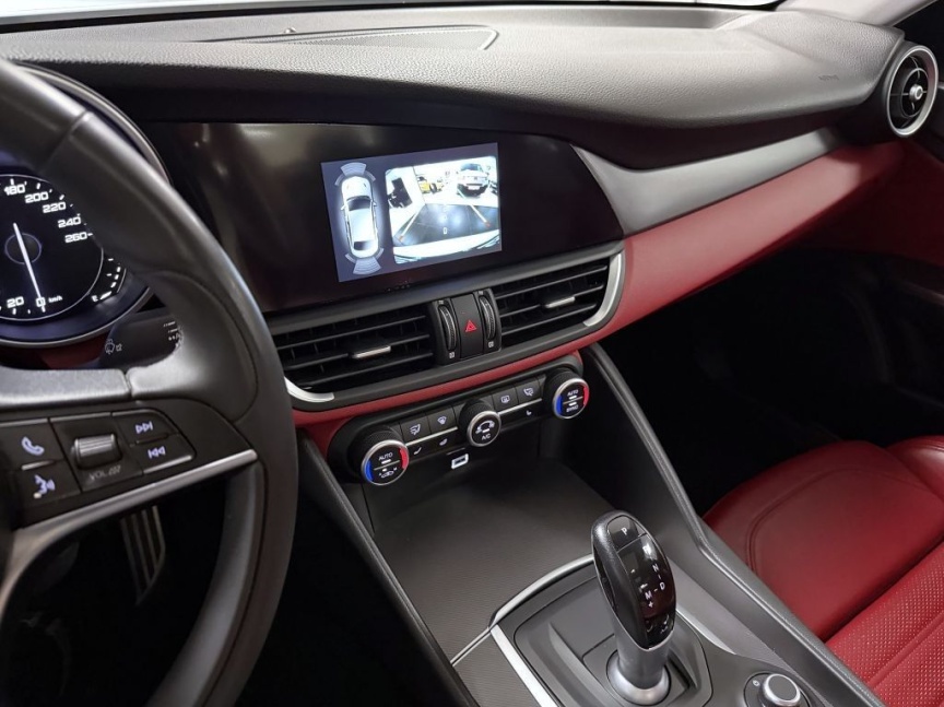Alfa Romeo Giulia 2.0 T 280k AT8 ZF Q4 4x4 Veloce