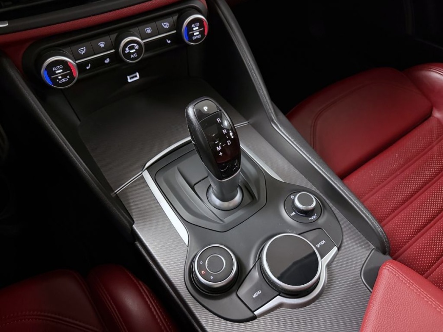 Alfa Romeo Giulia 2.0 T 280k AT8 ZF Q4 4x4 Veloce
