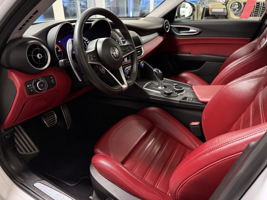 Alfa Romeo Giulia 2.0 T 280k AT8 ZF Q4 4x4 Veloce