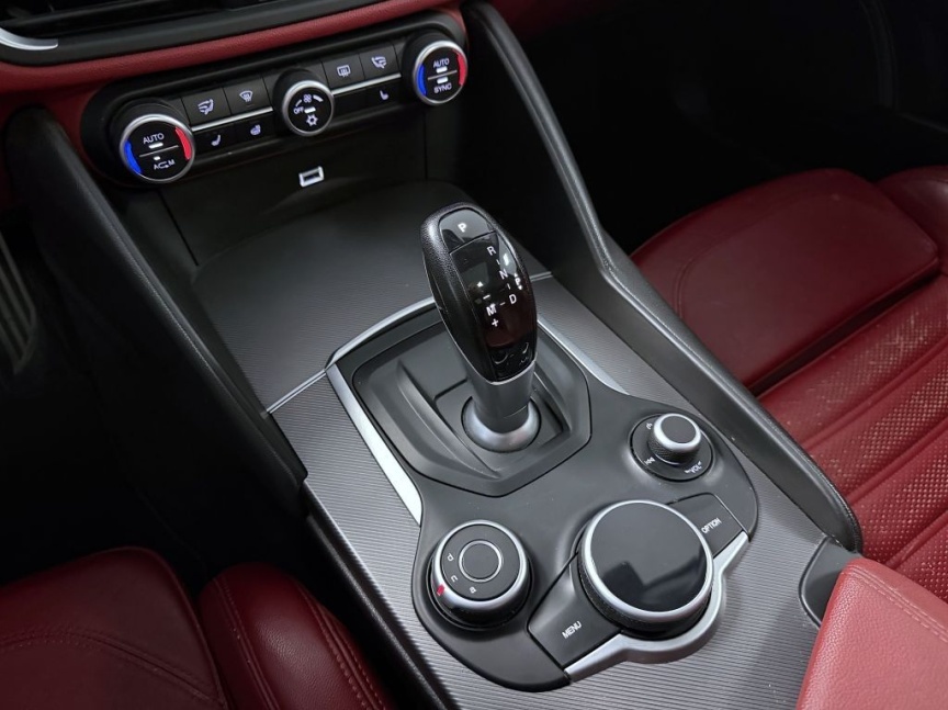 Alfa Romeo Giulia 2.0 T 280k AT8 ZF Q4 4x4 Veloce