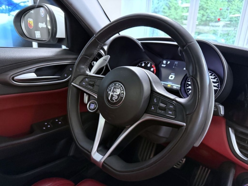 Alfa Romeo Giulia 2.0 T 280k AT8 ZF Q4 4x4 Veloce