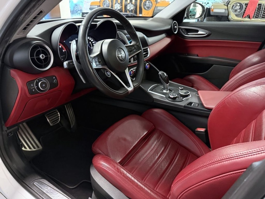 Alfa Romeo Giulia 2.0 T 280k AT8 ZF Q4 4x4 Veloce