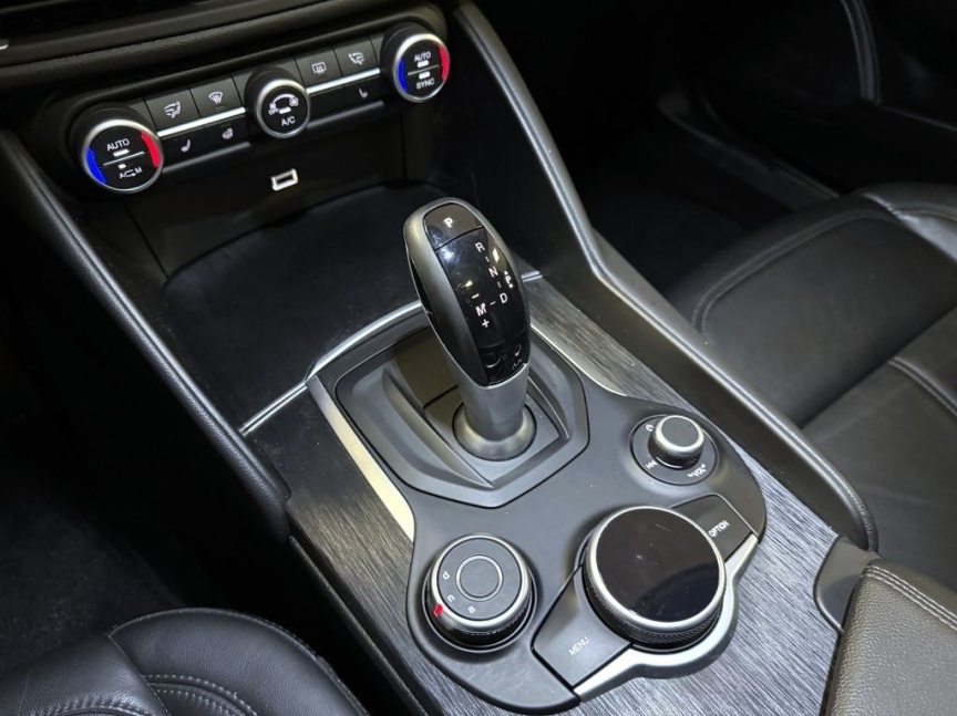 Alfa Romeo Giulia 2.0T 200k AT8 ZF Super