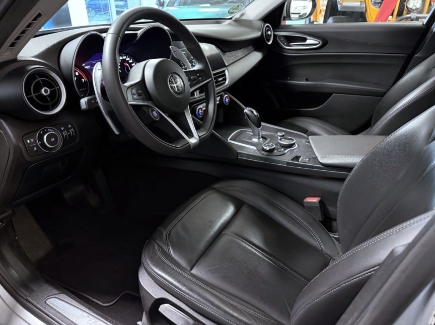Alfa Romeo Giulia 2.0T 200k AT8 ZF Super