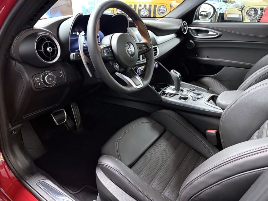 Alfa Romeo Giulia 2.0T 280k AT8 ZF Q4 4x4 Intensa *024*
