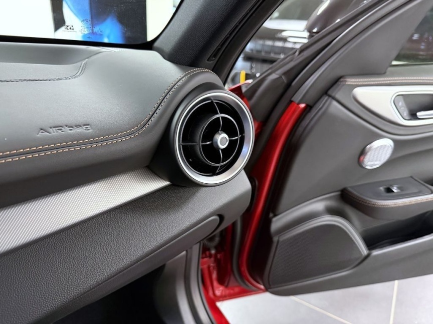 Alfa Romeo Giulia 2.0T 280k AT8 ZF Q4 4x4 Intensa *494*