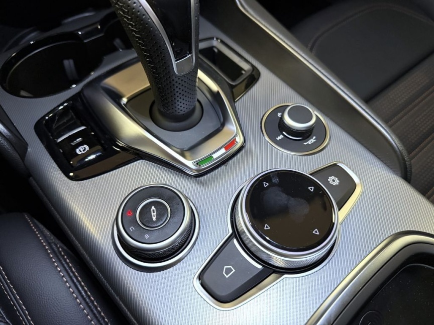 Alfa Romeo Giulia 2.0T 280k AT8 ZF Q4 4x4 Intensa *650*