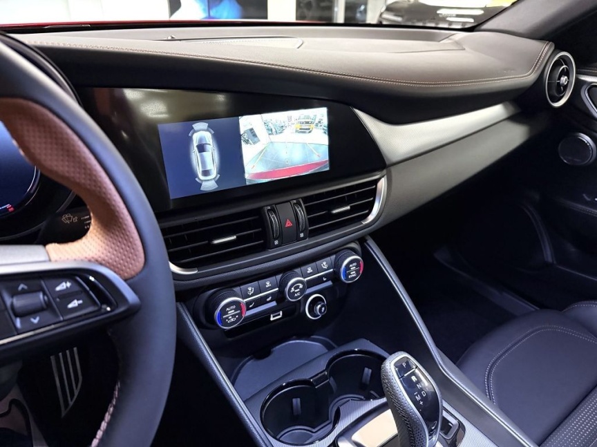 Alfa Romeo Giulia 2.0T 280k AT8 ZF Q4 4x4 Intensa *804*