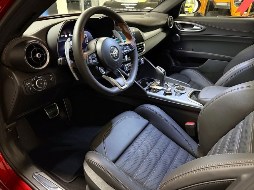 Alfa Romeo Giulia 2.0T 280k AT8 ZF Q4 4x4 Intensa *804*