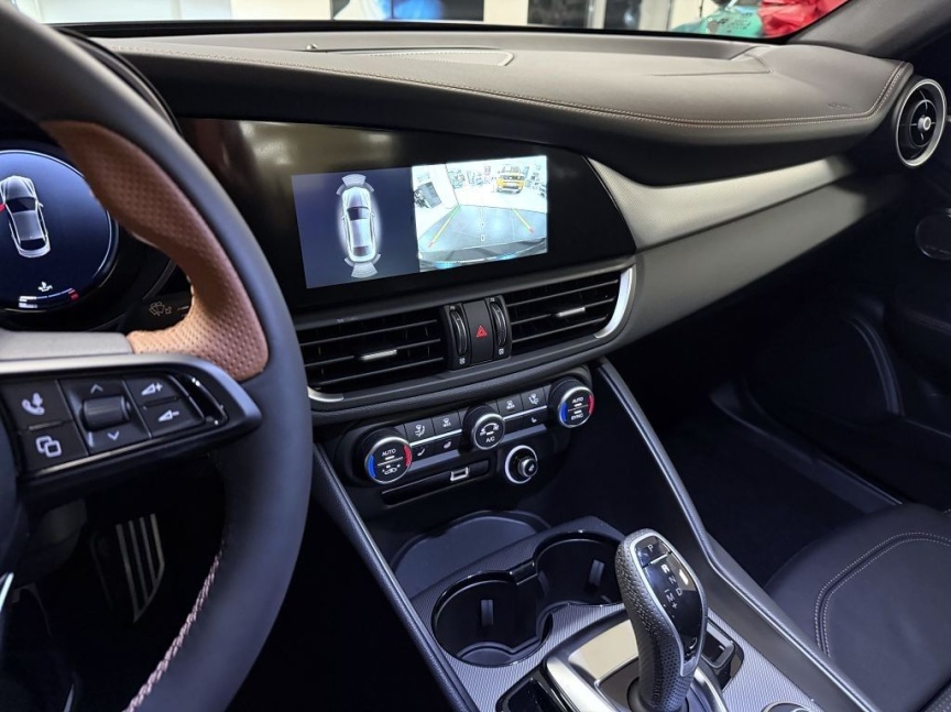 Alfa Romeo Giulia 2.0T 280k AT8 ZF Q4 4x4 Intensa *836*