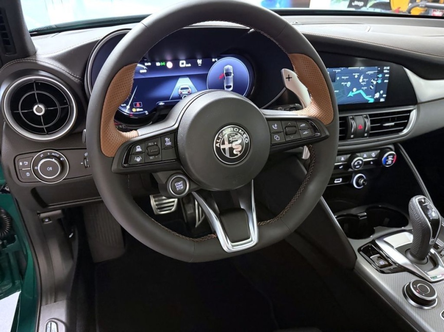 Alfa Romeo Giulia 2.0T 280k AT8 ZF Q4 4x4 Intensa *836*