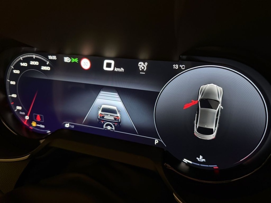 Alfa Romeo Giulia 2.0T 280k AT8 ZF Q4 4x4 Intensa *858*