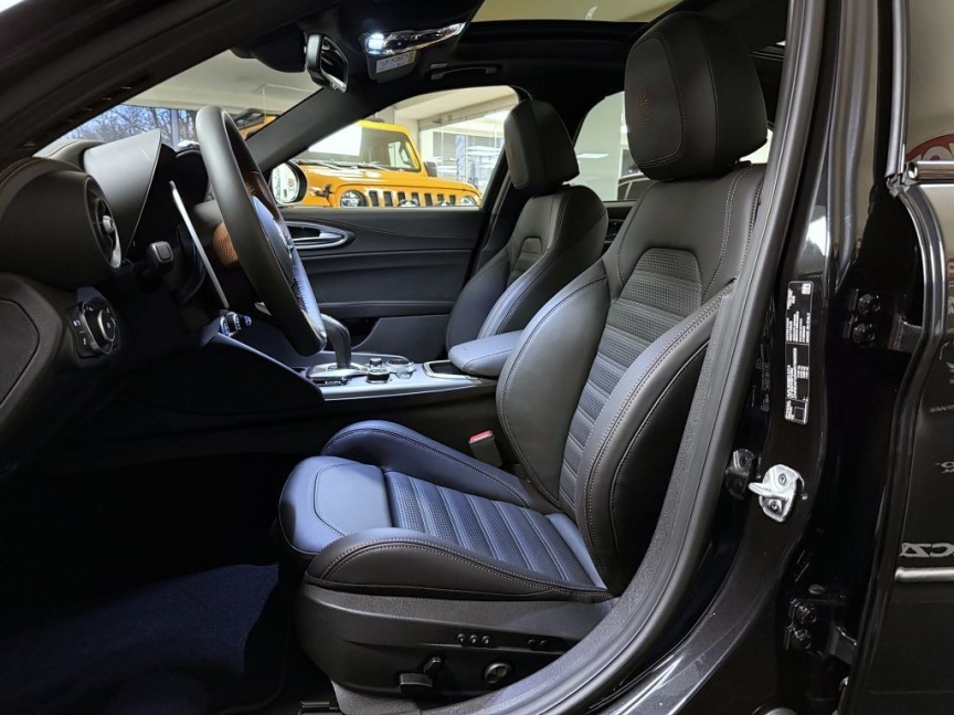 Alfa Romeo Giulia 2.0T 280k AT8 ZF Q4 4x4 Intensa *858*