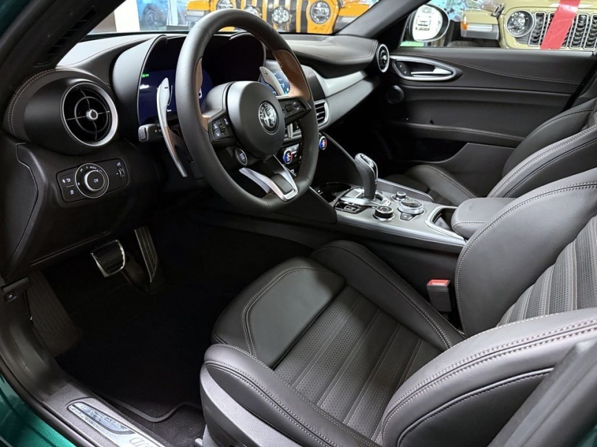 Alfa Romeo Giulia 2.0T 280k AT8 ZF Q4 4x4 Intensa *870*