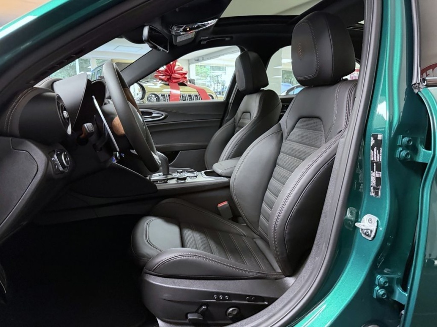 Alfa Romeo Giulia 2.0T 280k AT8 ZF Q4 4x4 Intensa *870*