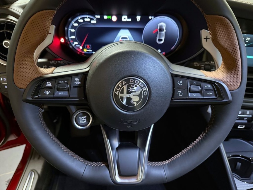 Alfa Romeo Giulia 2.0T 280k AT8 ZF Q4 4x4 Intensa *891*