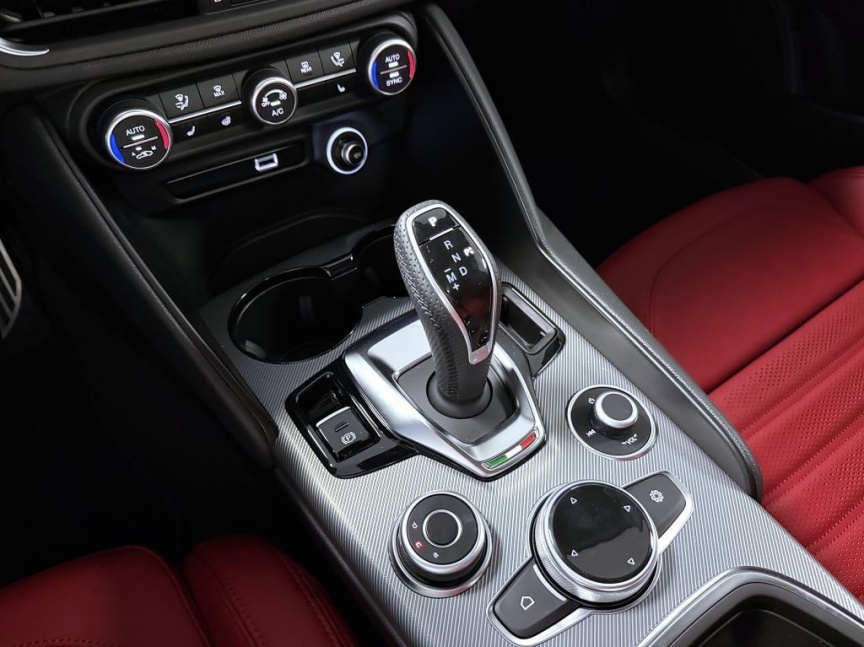 Alfa Romeo Giulia 2.0T 280k AT8 ZF Q4 4x4 Veloce *063*