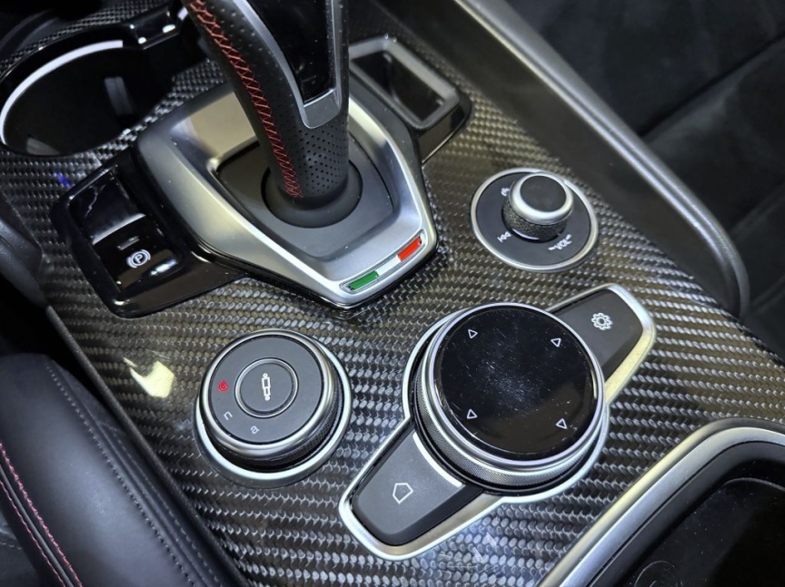 Alfa Romeo Giulia 2.0T 280k AT8 ZF Q4 4x4 Veloce TI