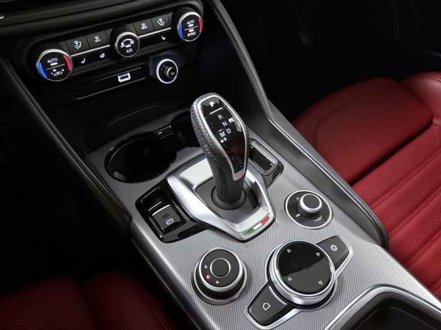 Alfa Romeo Giulia 2.0T 280k AT8 ZF Q4 4x4 Veloce