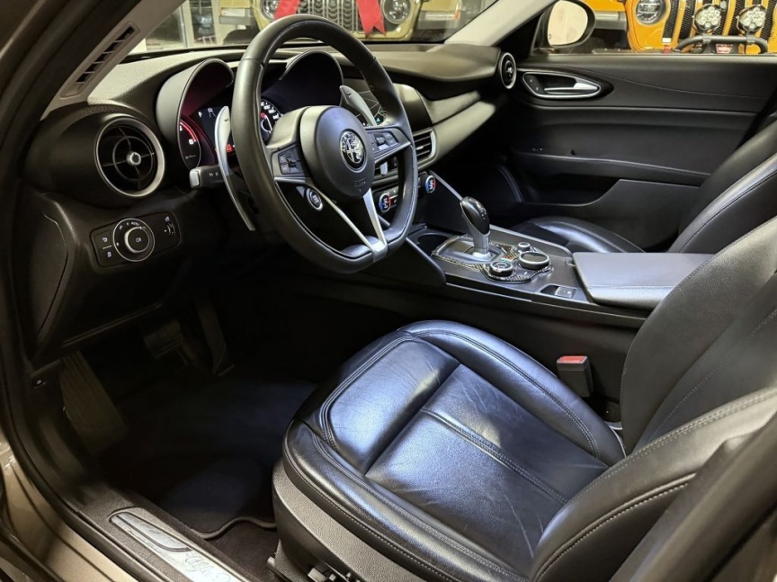 Alfa Romeo Giulia 2.2 JTD 150k AT8 ZF Super