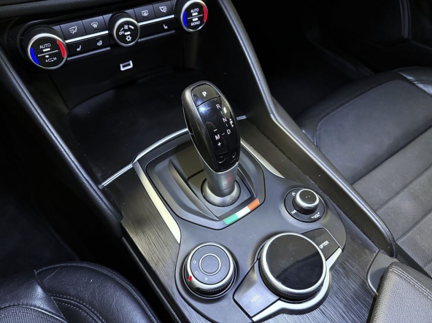 Alfa Romeo Giulia 2.2 JTD 180k AT8 ZF Super