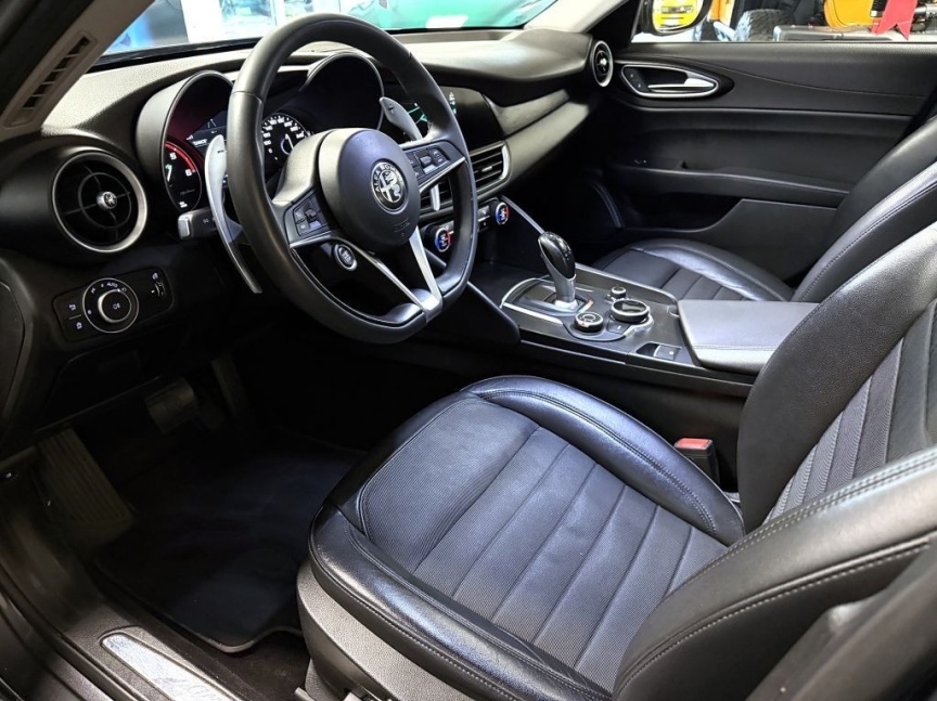 Alfa Romeo Giulia 2.2 JTD 180k AT8 ZF Super