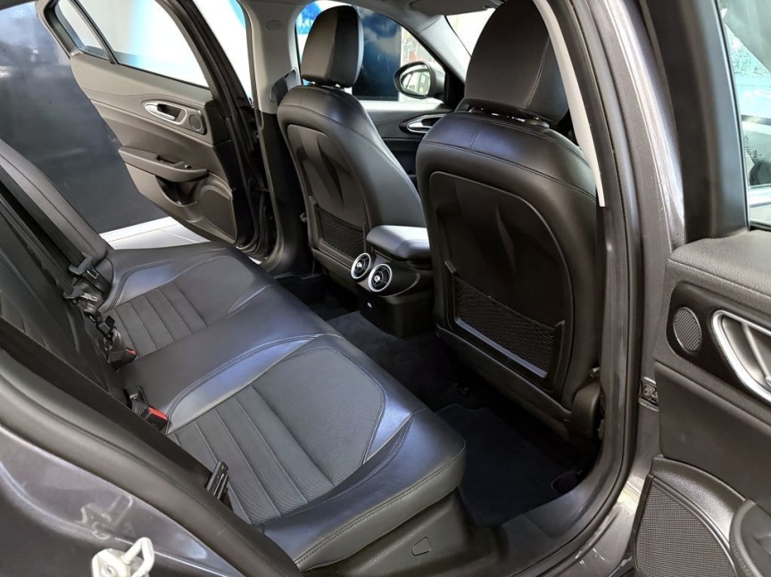 Alfa Romeo Giulia 2.2 JTD 180k AT8 ZF Super