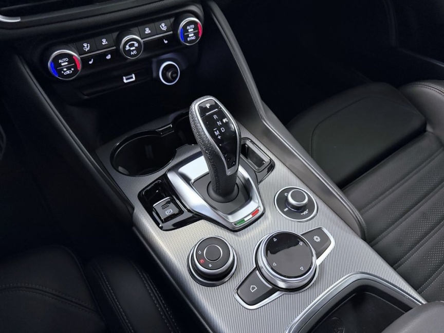 Alfa Romeo Giulia 2.2 JTDm 210k AT8 ZF Q4 4x4 Sprint (VELOCE PACK)