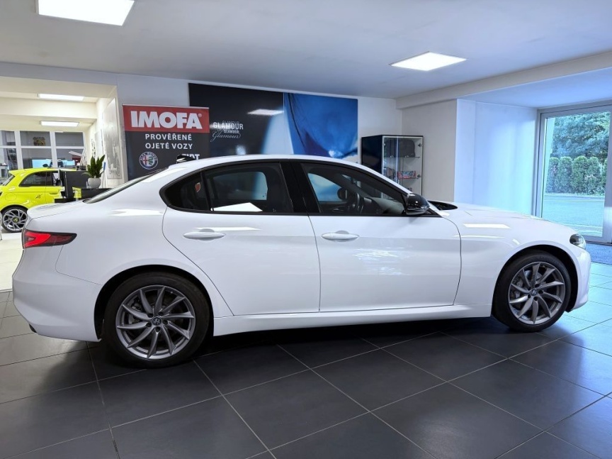 Alfa Romeo Giulia 2.2 JTDm 210k AT8 ZF Q4 4x4 Sprint (VELOCE PACK)