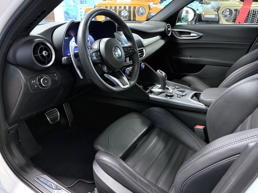 Alfa Romeo Giulia 2.2 JTDm 210k AT8 ZF Q4 4x4 Sprint (VELOCE PACK)