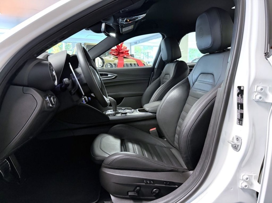 Alfa Romeo Giulia 2.2 JTDm 210k AT8 ZF Q4 4x4 Sprint (VELOCE PACK)