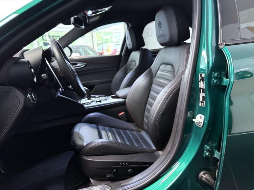 Alfa Romeo Giulia 2.2 JTDm 210k AT8 ZF Q4 4x4 Tributo