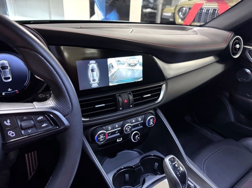 Alfa Romeo Giulia 2.2 JTDm 210k AT8 ZF Q4 4x4 Tributo