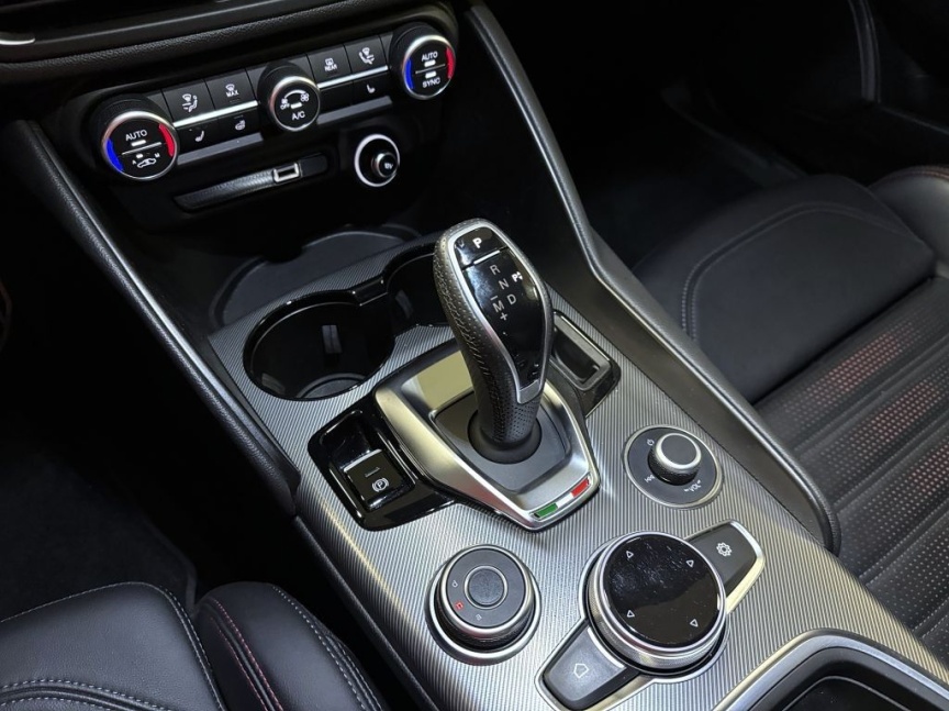 Alfa Romeo Giulia 2.2 JTDm 210k AT8 ZF Q4 4x4 Tributo