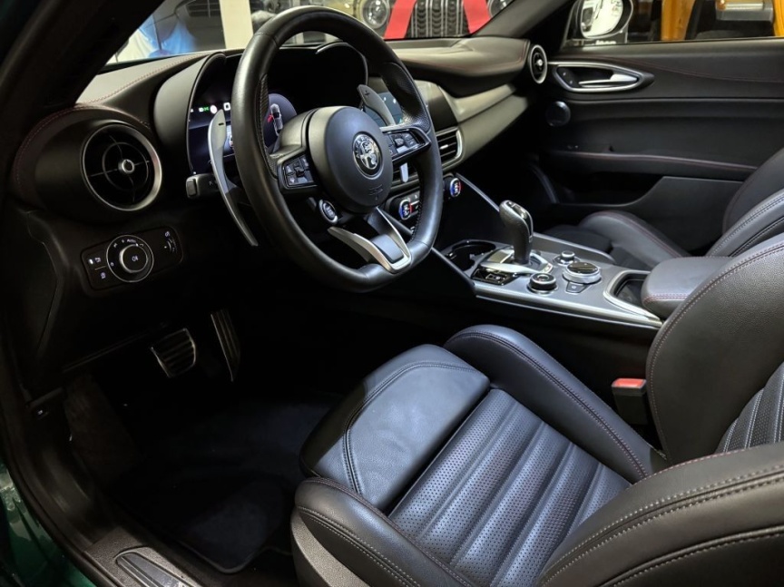 Alfa Romeo Giulia 2.2 JTDm 210k AT8 ZF Q4 4x4 Tributo