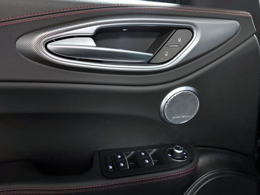 Alfa Romeo Giulia 2.2 JTDm 210k AT8 ZF Q4 4x4 Tributo