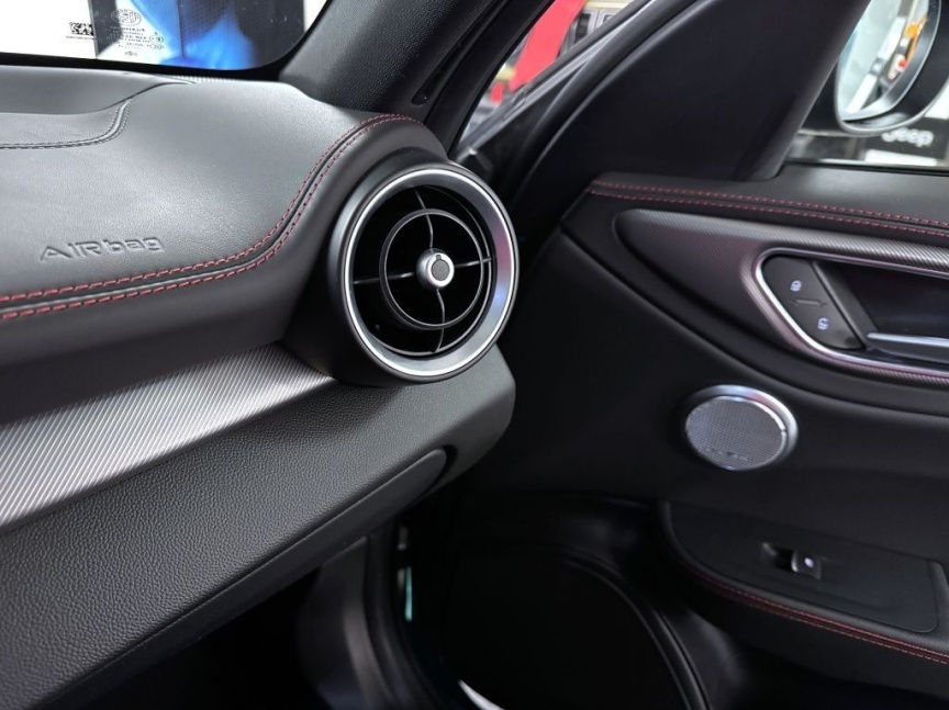 Alfa Romeo Giulia 2.2 JTDm 210k AT8 ZF Q4 4x4 Tributo